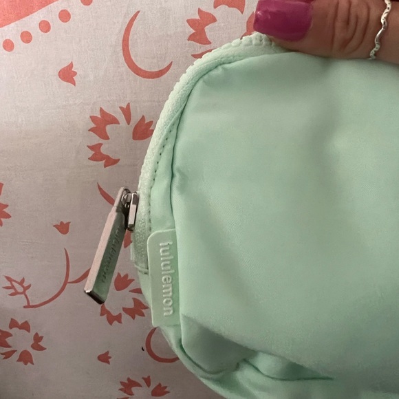 BRAND NEW WITH TAGS! LULULEMON ATHLETICA everywhere belt bag - mint moment - Picture 3 of 5